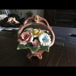 Capodimonte floral basket